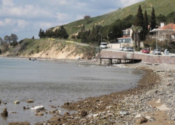 Foça'da deniz 20 metre çekildi