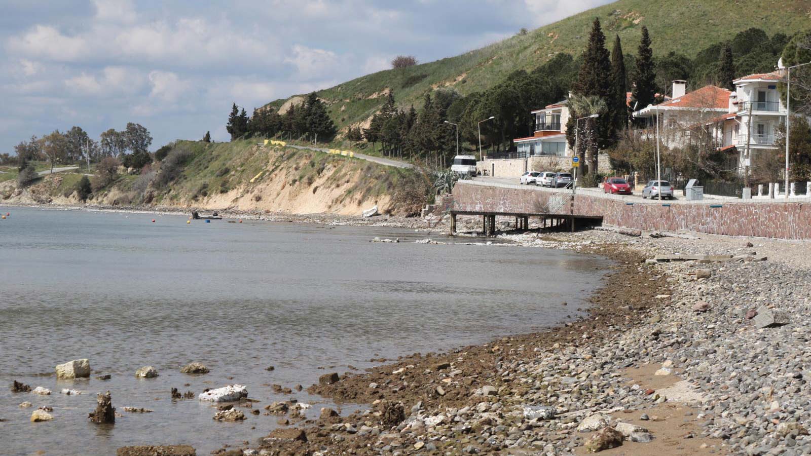 Foça'da deniz 20 metre çekildi