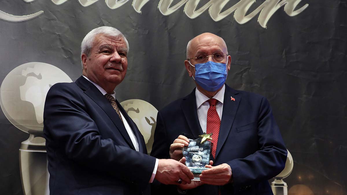 Yenimahalle Belediye Başkanı Fethi Yaşar, Ankara Gazeteciler ve Yazarlar Derneği tarafından düzenlenen “Ankara’ya Değer Katanlar” ödül törenine katıldı. Yenimahalle'ye sosyal belediyecilik ödülü verildi.