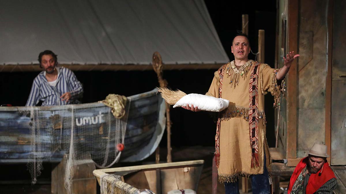 İzler oyunu tiyatroseverle buluştu