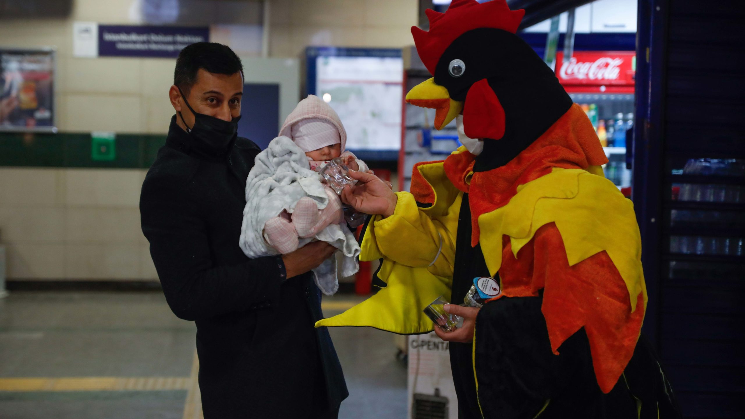 Horoz kostümüyle su için çağrısı