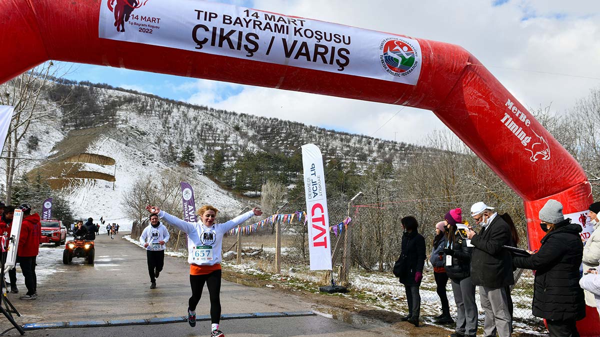 Ankara Büyükşehir Belediyesi, Türkiye Acil Tıp Derneği iş birliğiyle bu yıl ilk kez Eymir Gölü’nde “14 Mart Tıp Bayramı Koşusu”na ev sahipliği yaptı.