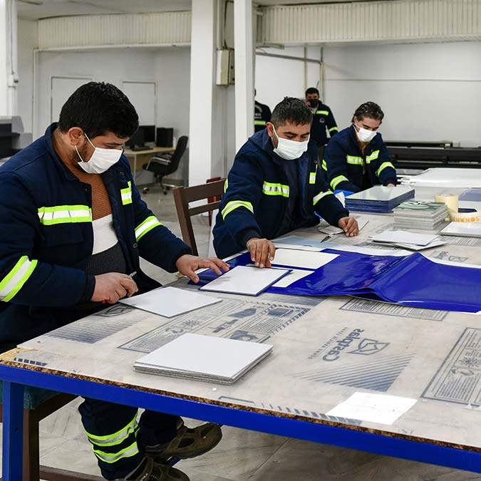 Yeni Ankara Fontu'yla basılan levhalar monte ediliyor