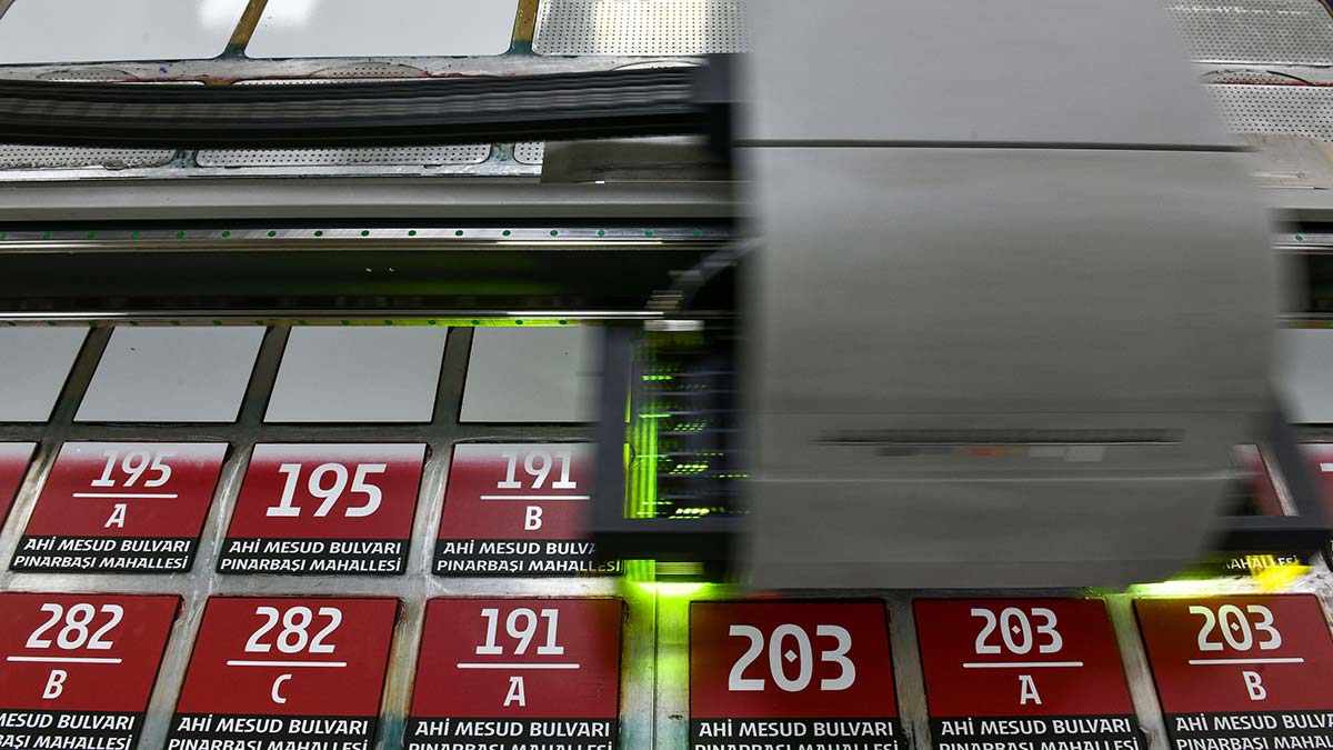 Yeni Ankara Fontu'yla basılan levhalar eskiyen ve kullanım ömrünü tamamlayan cadde ve sokak levhaları ile bina numaraları kaldırılarak uygulanıyor.