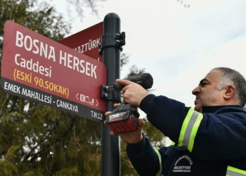 Yeni Ankara Fontu'yla basılan levhalar monte ediliyor