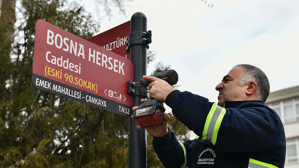 Yeni Ankara Fontu'yla basılan levhalar monte ediliyor