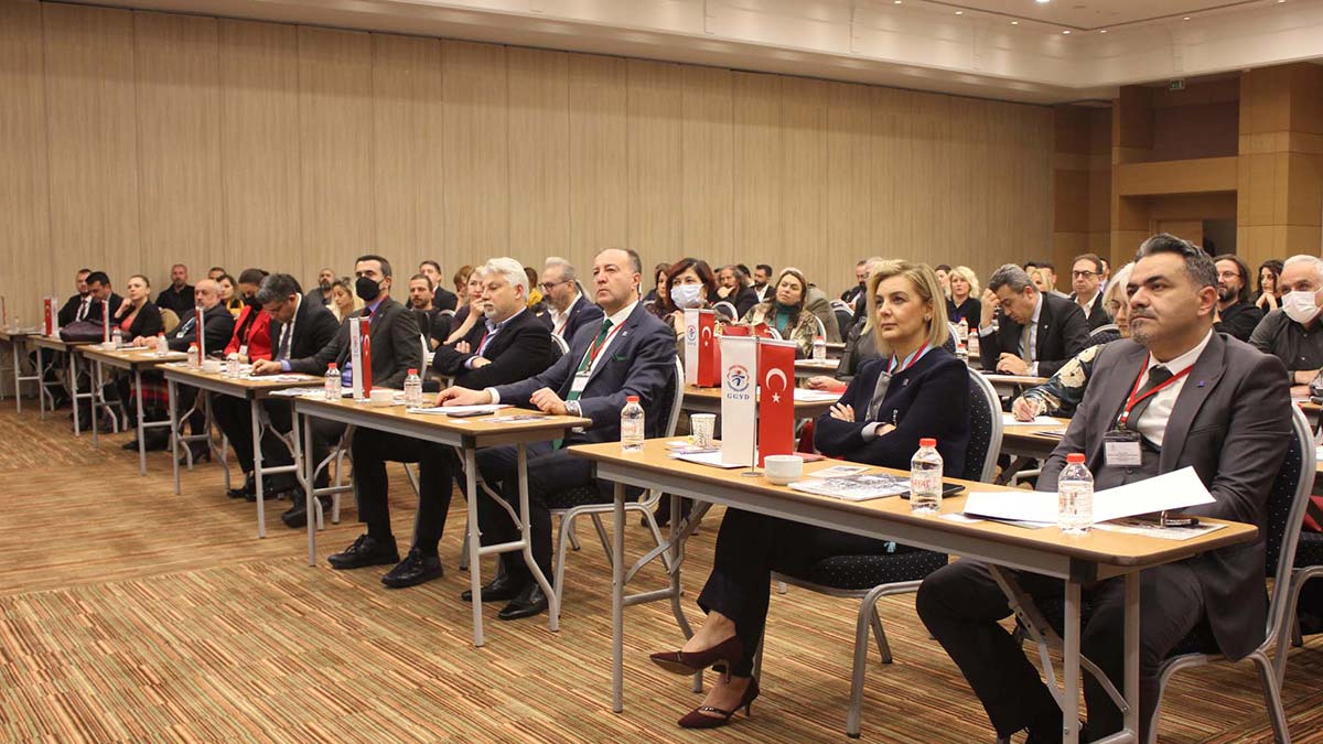 Dr. Erdem Erkul, “Dünya; yapay zekayı, tasarımı, web 3.0’ı, sanallaşmayı, neyin gerçek neyin sahte olduğunu anlayan teknolojileri bilen adamları arıyor” dedi.