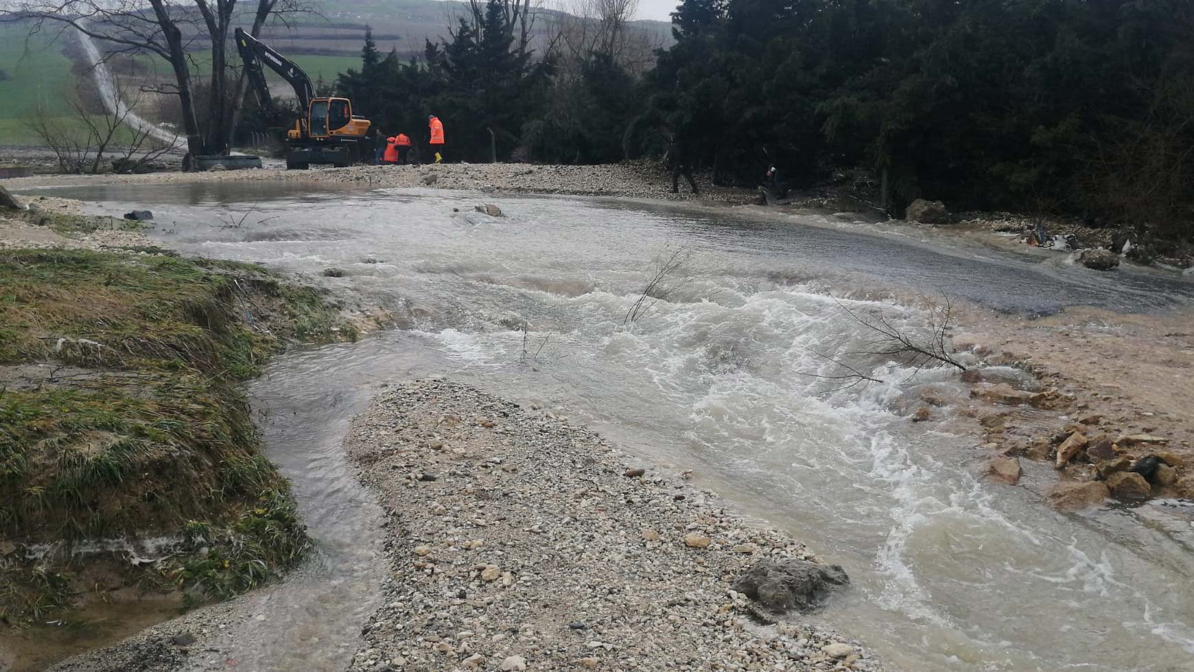 İSKİ borusu patladı; yollar göle döndü