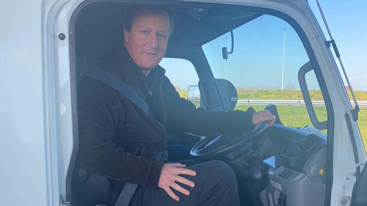 İngiltere eski başkanı, Polonya’ya yardım götürdü