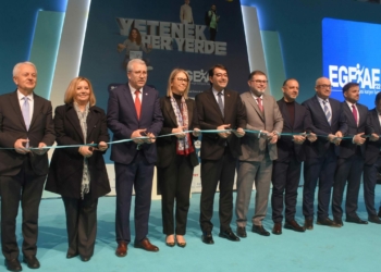 İzmir'de 'Ege Bölgesi Kariyer Fuarı' başladı