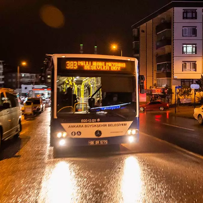 Pandemi sürecinde toplu ulaşım hizmetlerini aksatmadan sürdüren ankara büyükşehir belediyesi normalleşme sürecine geçilmesi üzerine ankara'da 24 saat ulaşım başlatıyor.