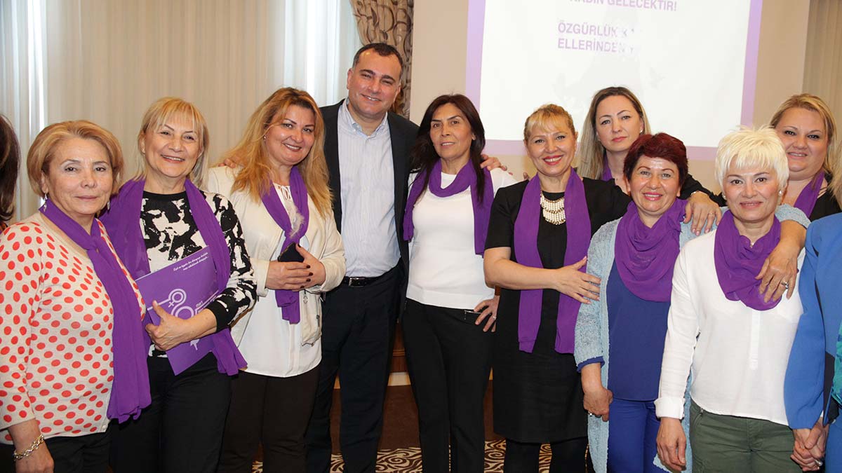 Kadınların sosyal hayata ve istihdama eşit katılımını sağlayan proje ve hizmetleriyle ilk “Mor Bayrak” sahibi yerel yönetim olan Çankaya'da kadın yöneticilerin ağırlığı dikkat çekiyor.