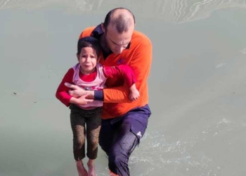 Kanala düşen Afra'yı belediye personeli kurtardı