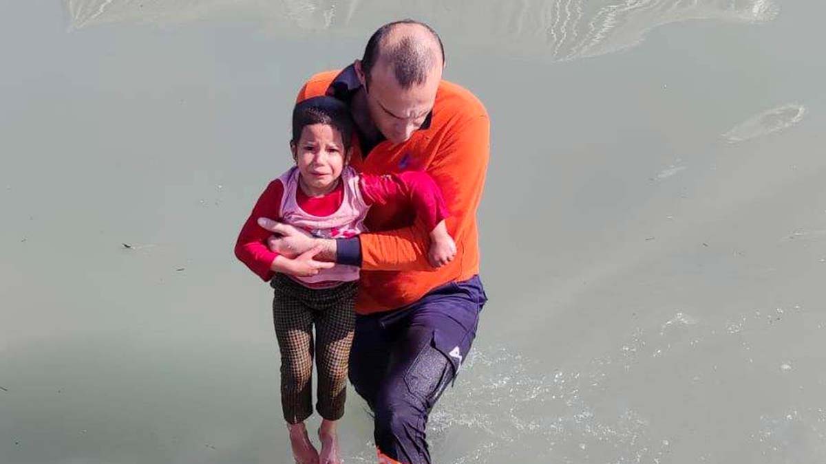 Kanala düşen Afra'yı belediye personeli kurtardı