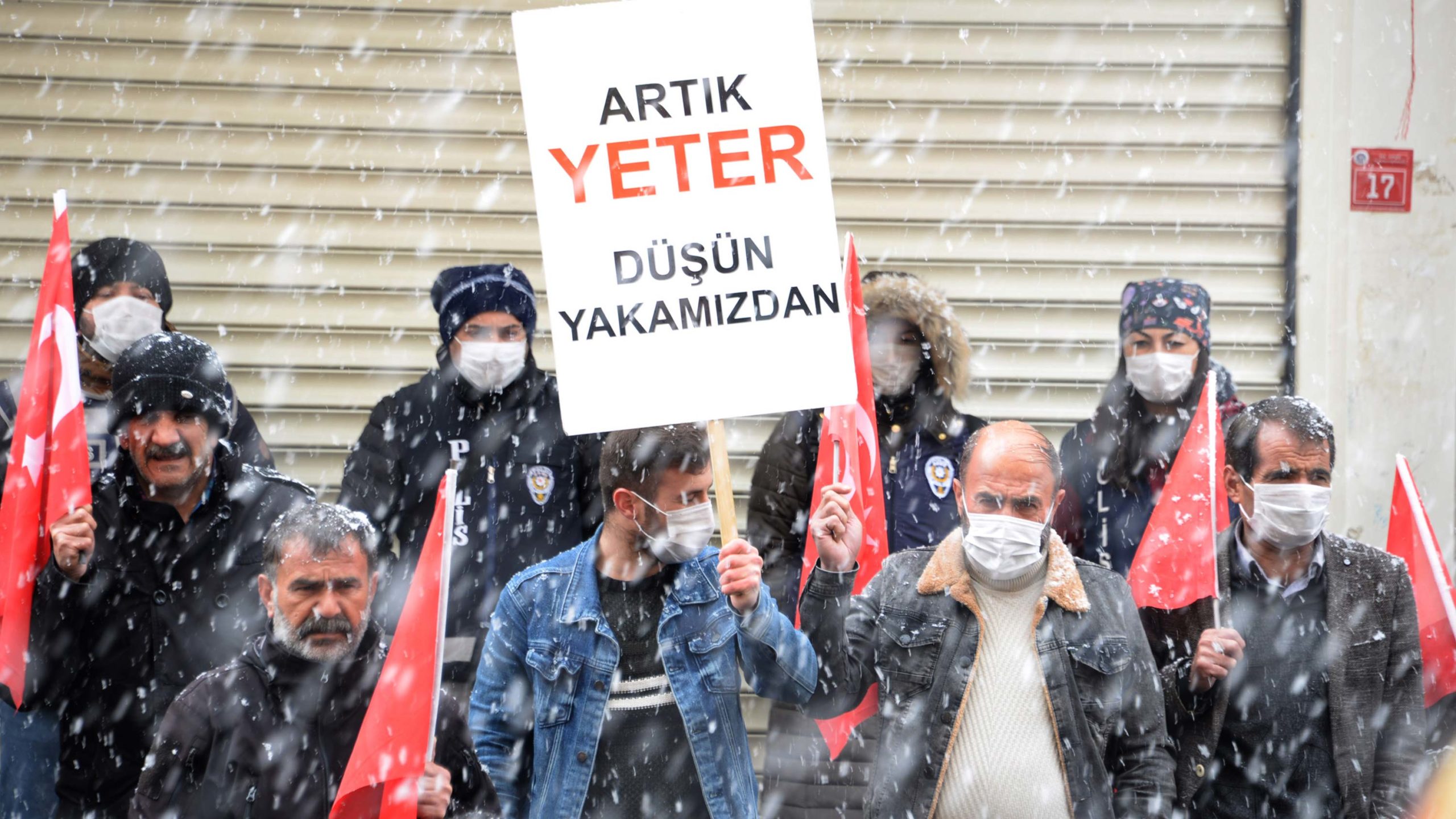 Kar altında evlat nöbeti; 2 aile daha katıldı