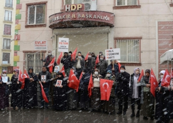 Kar altında evlat nöbeti; 2 aile daha katıldı