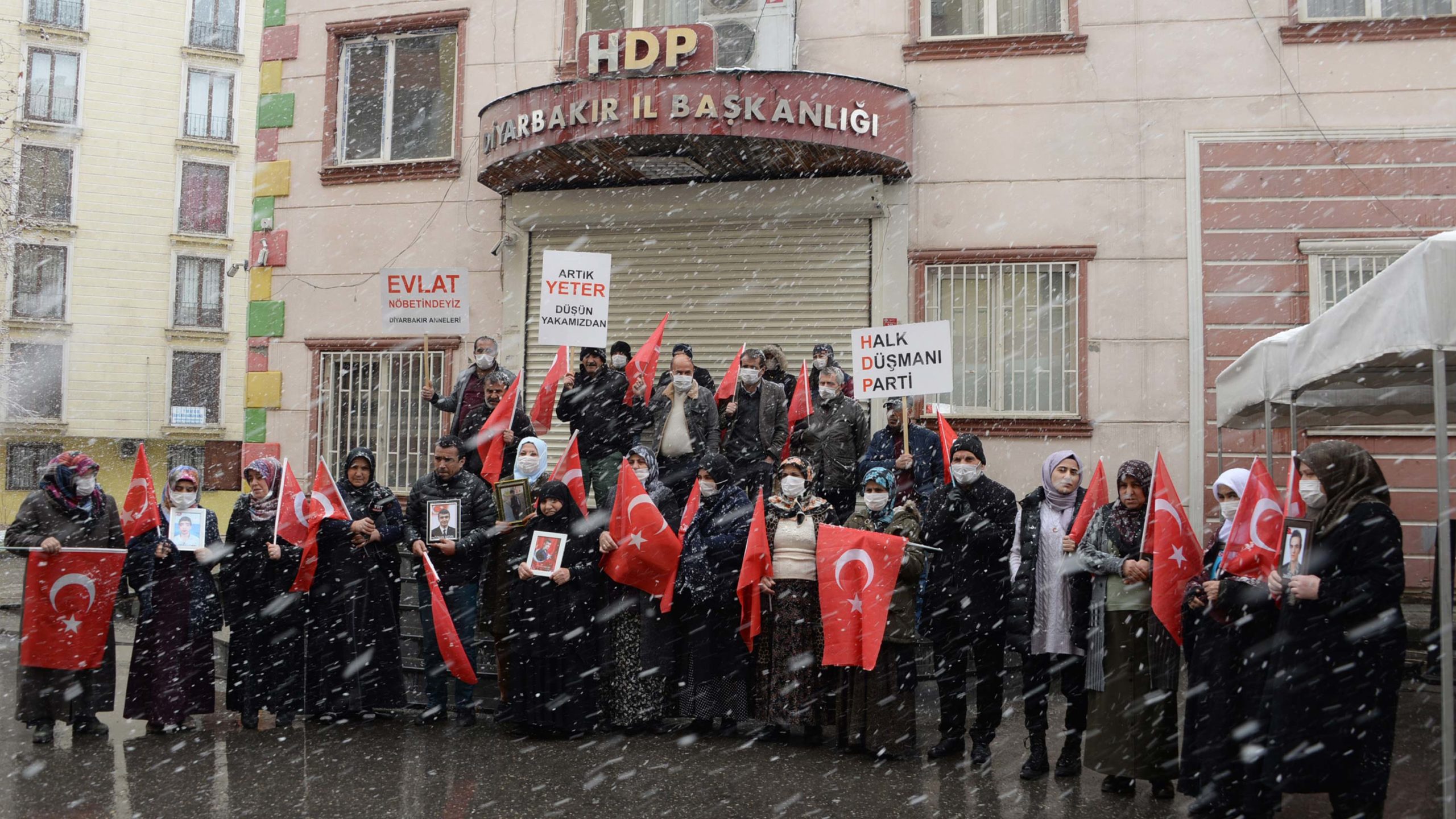 Kar altında evlat nöbeti; 2 aile daha katıldı