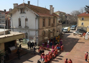 Kartal Canlanıyor, İstasyon Caddesi Eski Güzel Günlerine Kavuşuyor. Kartal Belediyesi, geçmiş yıllarda ilçenin en işlek noktalarından biri olan İstasyon Caddesi’nin, yeniden eski ve güzel günlerine dönmesi için çalışma başlattı.