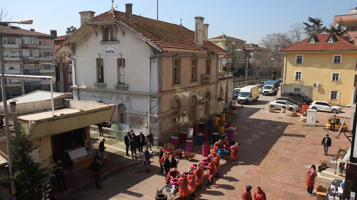 Kartal Canlanıyor, İstasyon Caddesi Eski Güzel Günlerine Kavuşuyor. Kartal Belediyesi, geçmiş yıllarda ilçenin en işlek noktalarından biri olan İstasyon Caddesi’nin, yeniden eski ve güzel günlerine dönmesi için çalışma başlattı.