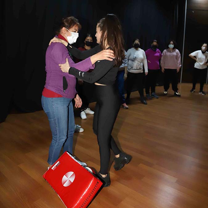 Kartal Belediyesi, kadına yönelik şiddete ve kadın cinayetlerine dikkat çekmek, kadınların herhangi bir saldırı ya da şiddet durumu ile karşılaştıklarında kendilerini koruyabilmeleri için kadınlara yönelik ‘Öz Savunma Atölyesi’ çalışmalarına başladı.