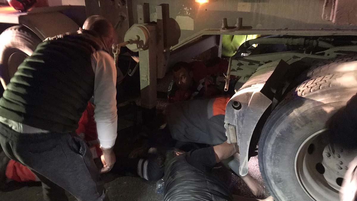 TIR'ın altında kalan polisin bacağı kesildi