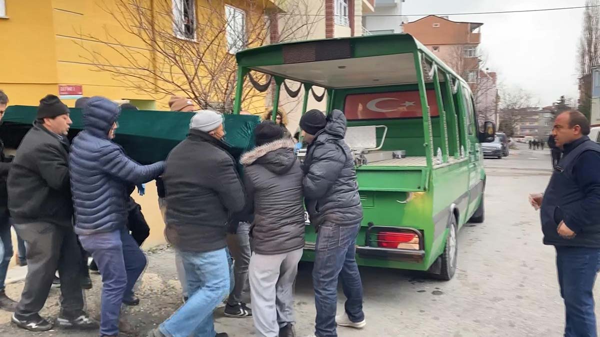 Kendisine hakaret eden babasını silahla öldürdü