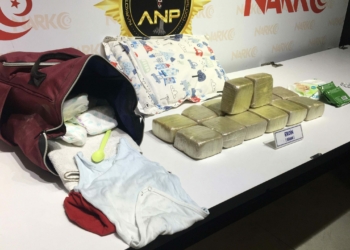 Kucağındaki bebeğin çantasında 7 kilo eroin çıktı