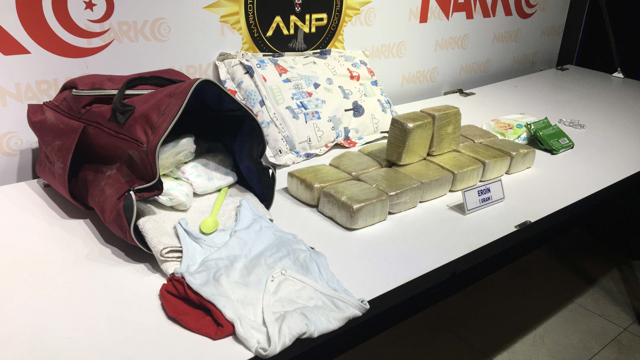Kucağındaki bebeğin çantasında 7 kilo eroin çıktı