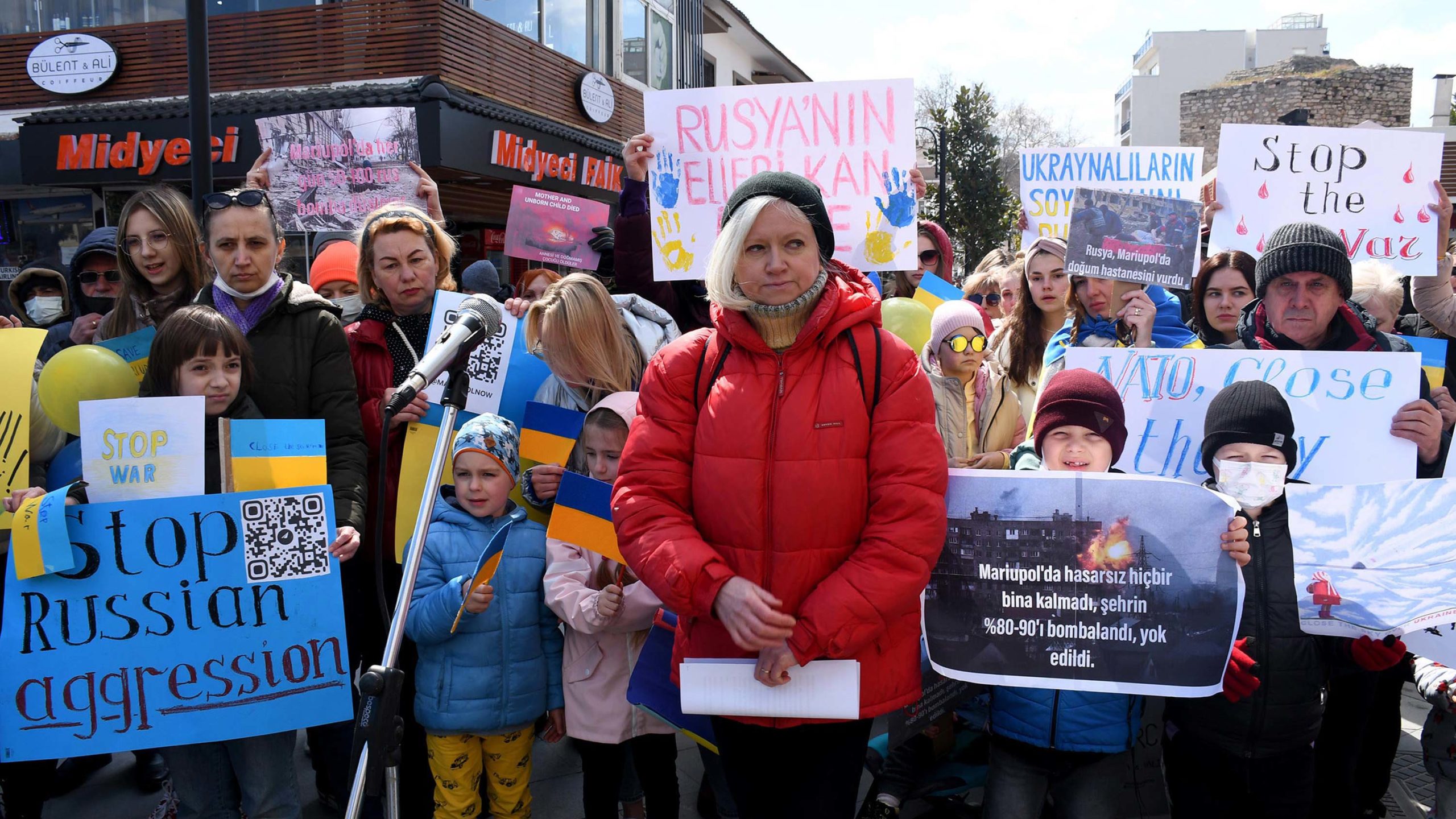 Kuşadası'nda Ukraynalılardan Mariupol tepkisi