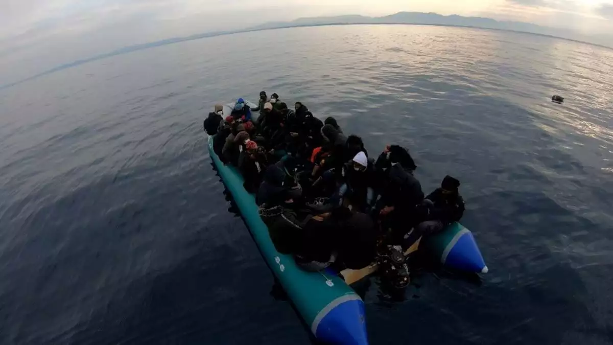 Lastik bottaki 60 kaçak göçmen kurtarıldı