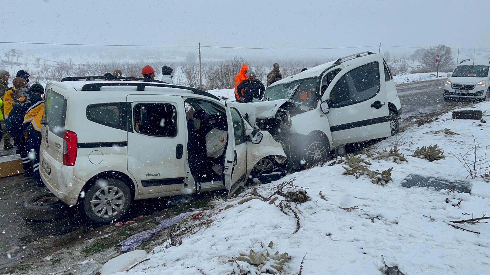 Mardin'de 2 araç çarpıştı: 3 ölü, 6 yaralı