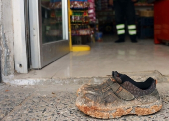 Markete çamurlu ayakkabılarını çıkarıp girdi