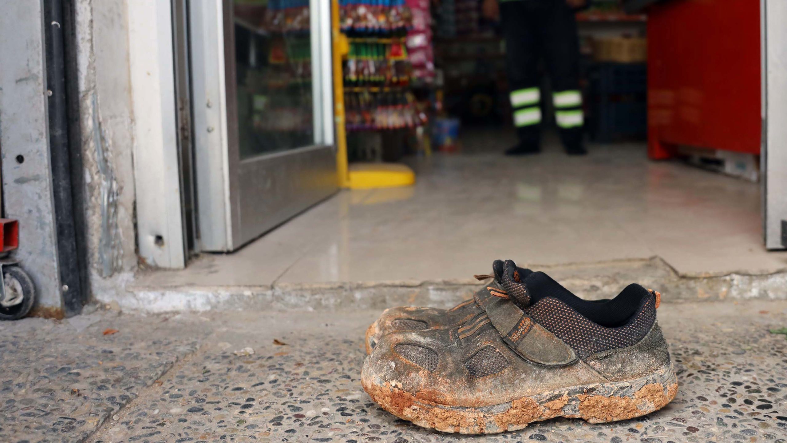 Markete çamurlu ayakkabılarını çıkarıp girdi