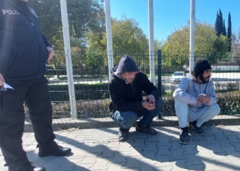 Metal levha çalan hırsızlar kaçarken yakalandı