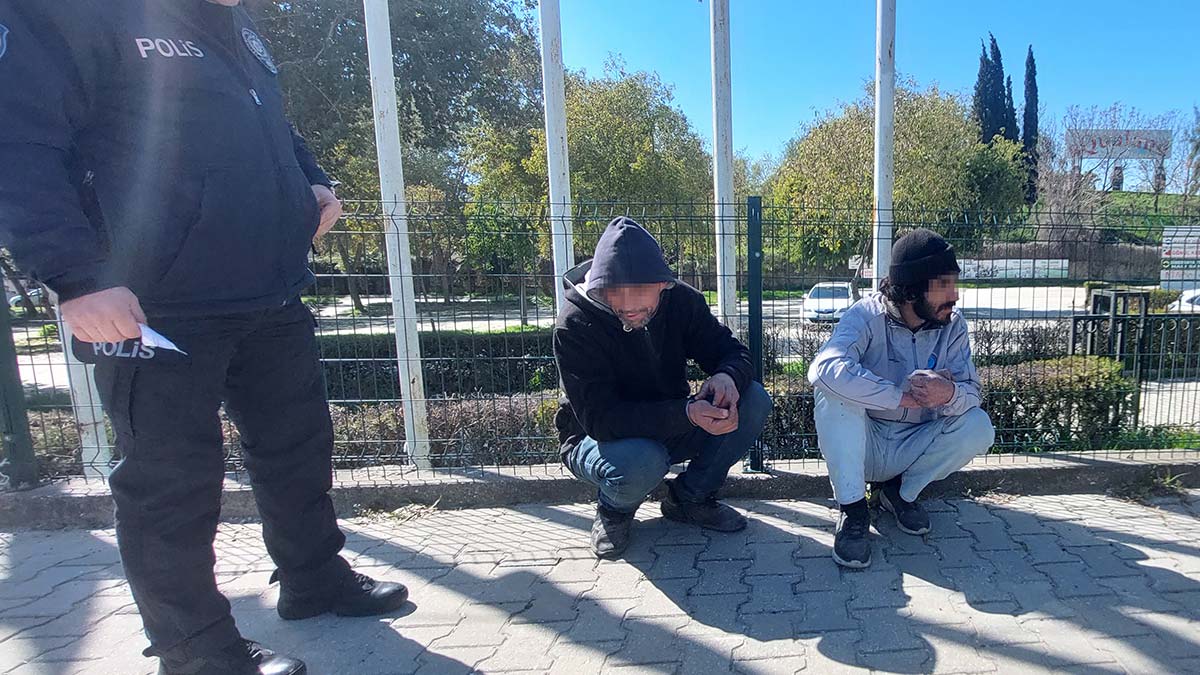 Metal levha çalan hırsızlar kaçarken yakalandı