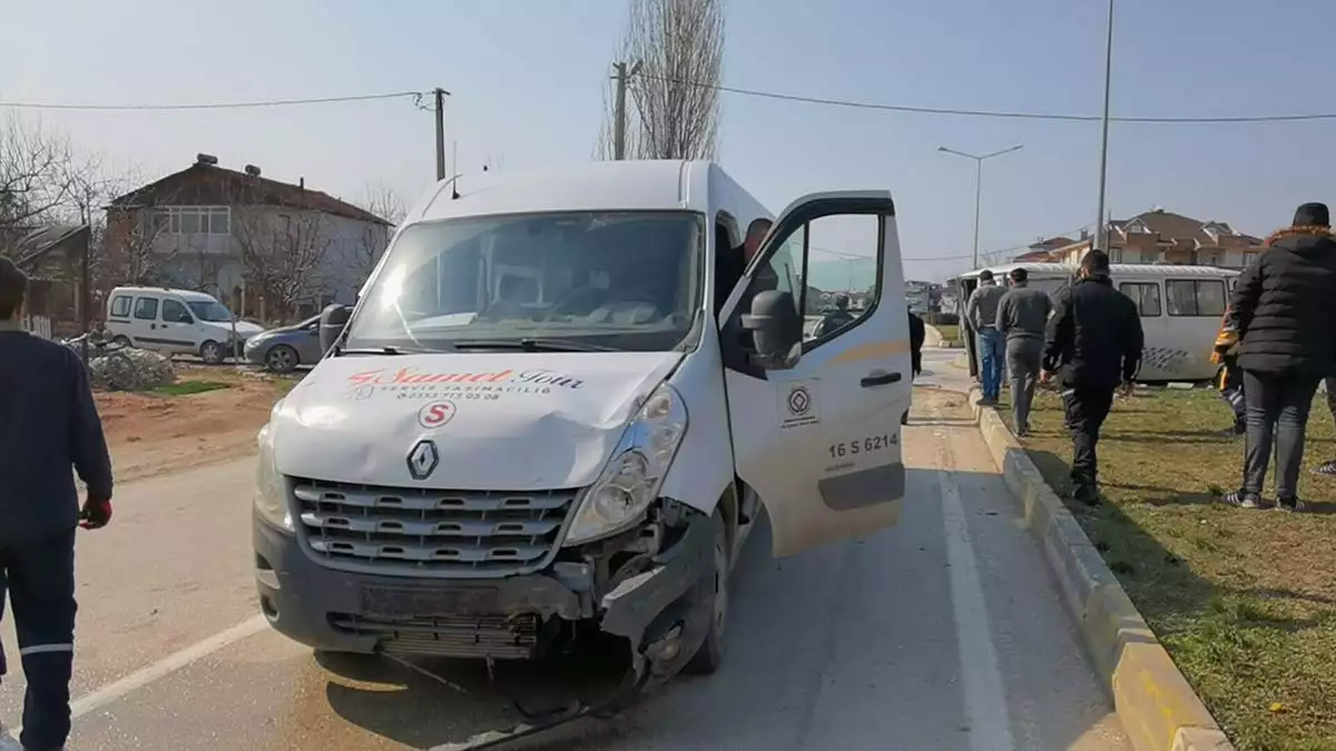 Ogrenci servisi ile minibus carpisti 4 yarali 1 - yaşam - haberton