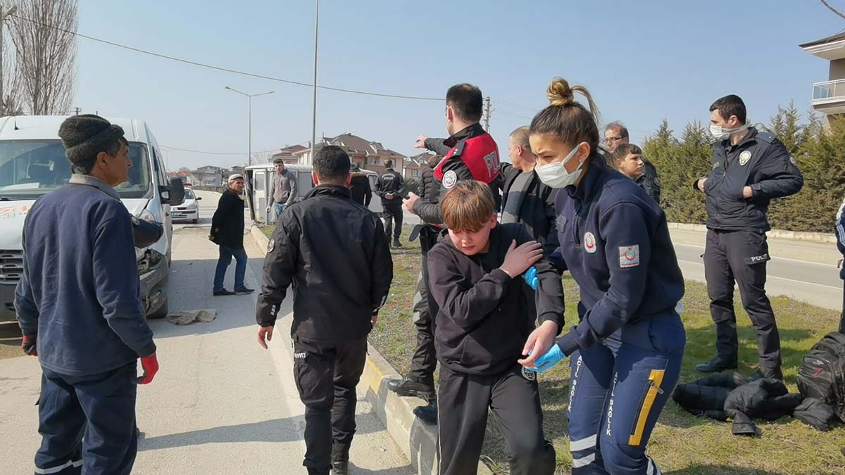 Öğrenci servisi ile minibüs çarpıştı: 4 yaralı