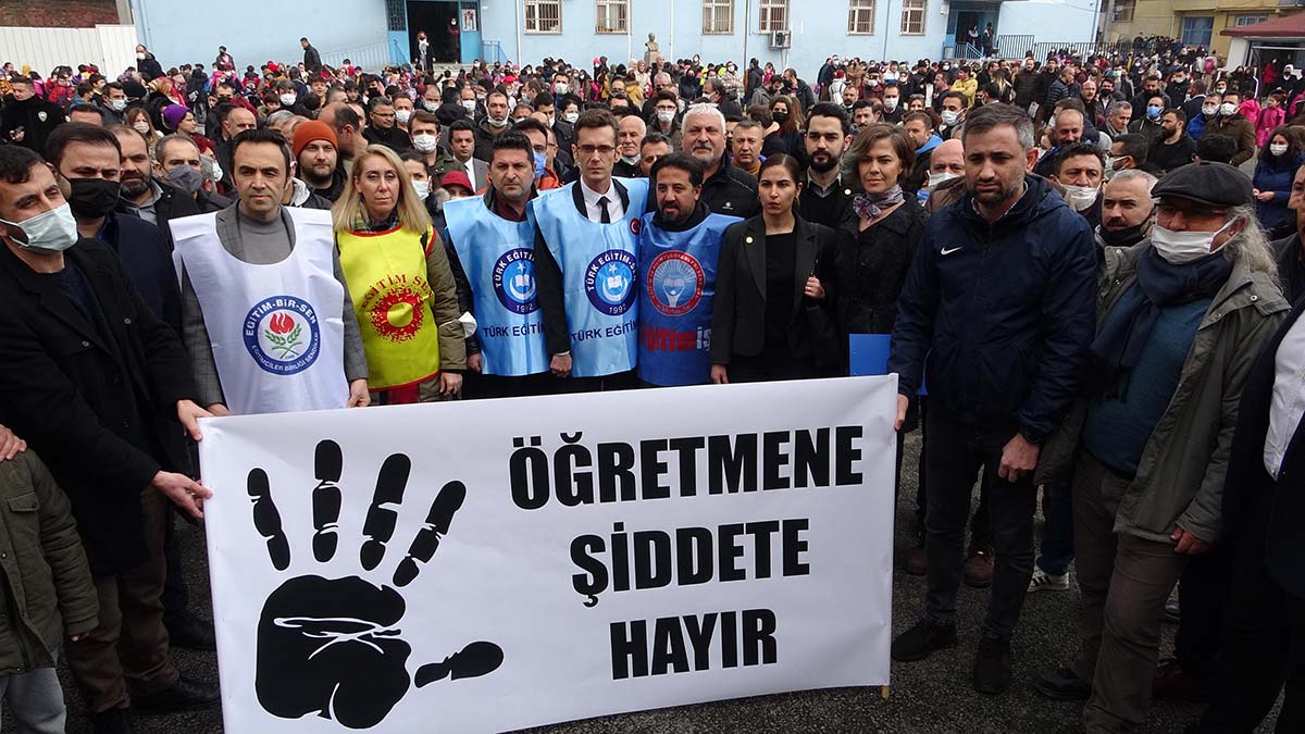 Öğrenci velisinden öğretmene dayak