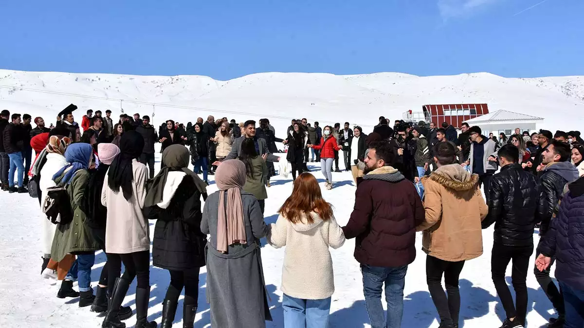 Ogrenciler kar festivalinde halay cekip eglendi 1 - yerel haberler - haberton