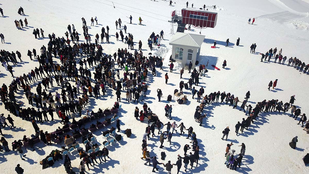 Öğrenciler kar festivalinde halay çekip eğlendi