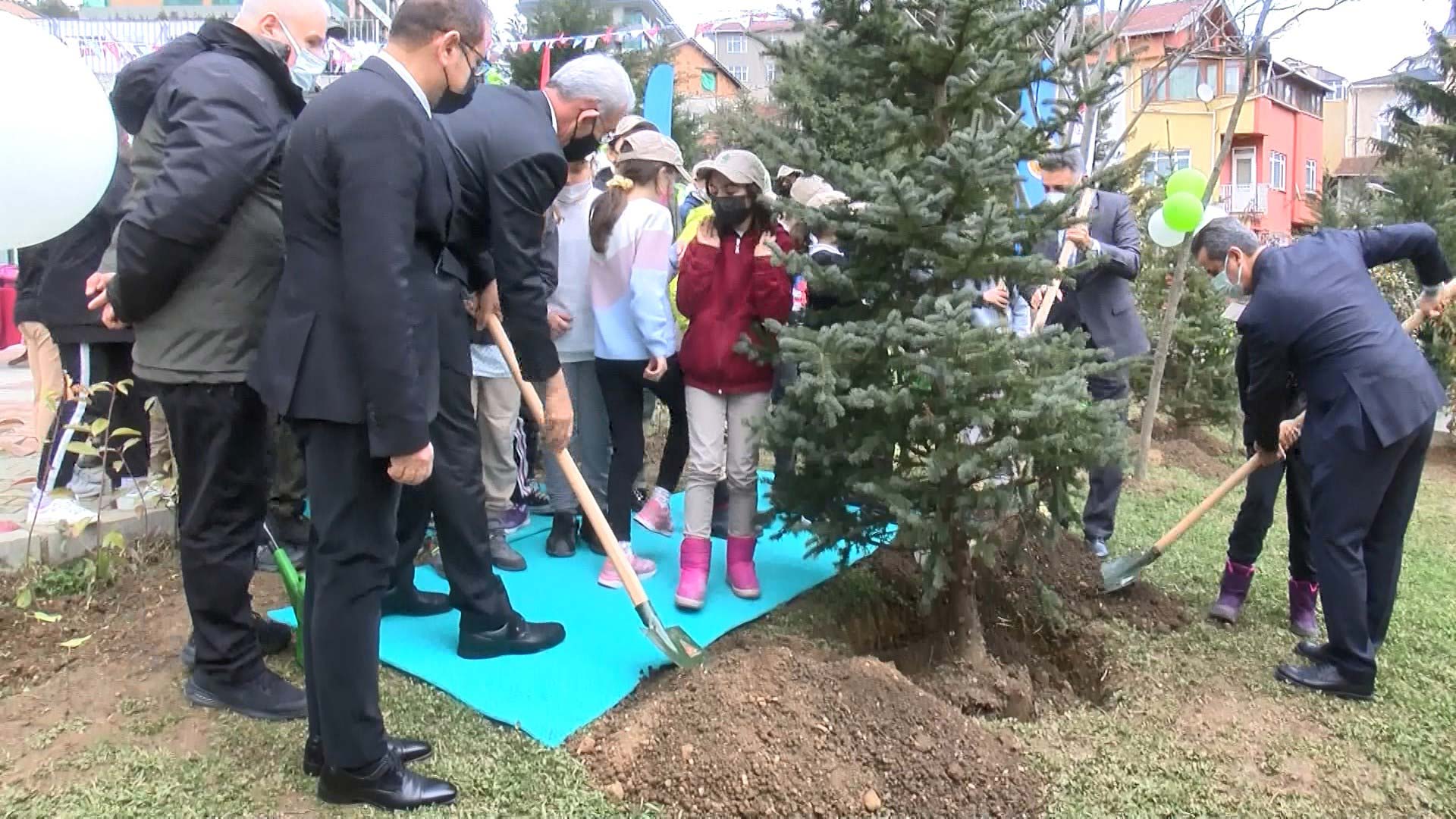 Öğrenciler okulun bahçesine fidan dikti