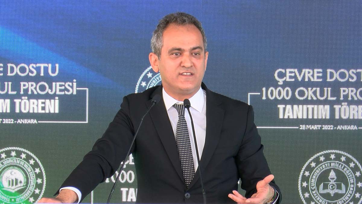 Özer, 'Çevre Dostu Bin Okul' projesini tanıttı