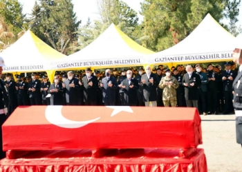 Polis memuru ve hamile eşi için cenaze töreni
