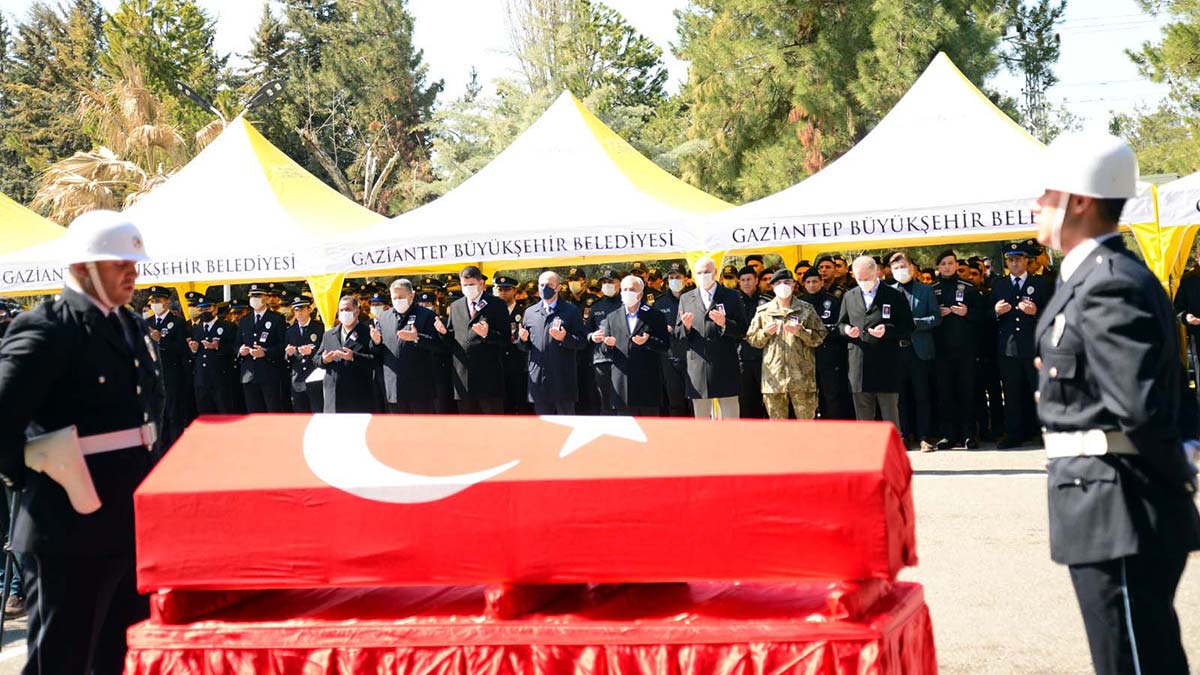 Polis memuru ve hamile eşi için cenaze töreni