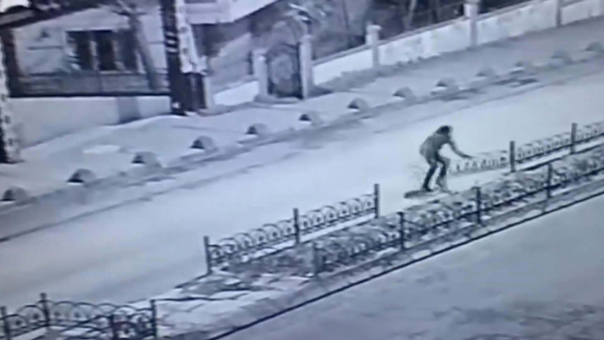 Refüjdeki ferforje demir çitler çalındı 