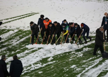 Rize'de sahaya inen taraftarlar kar temizliği yaptı