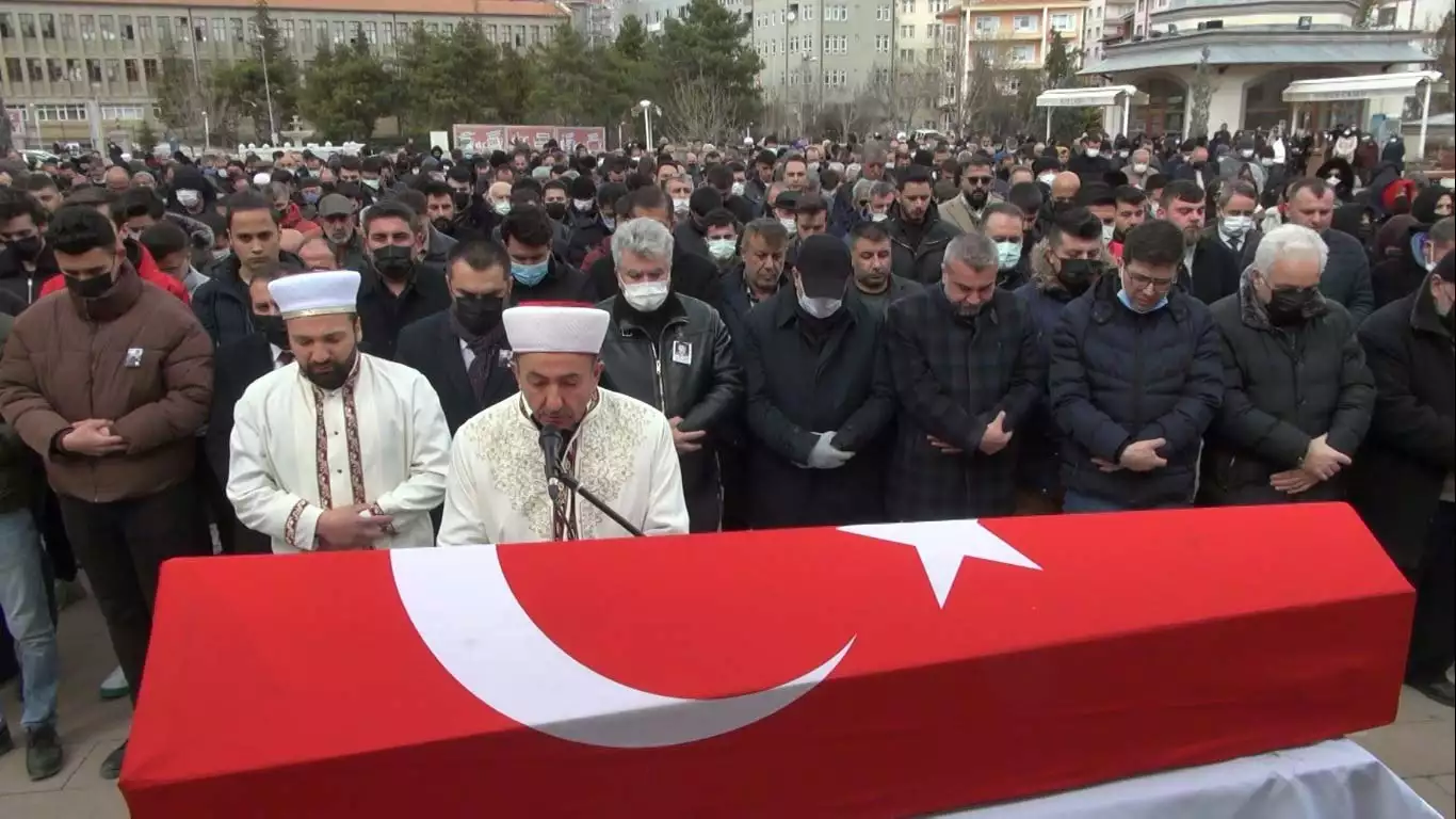 Silah kazasıyla ölen genç polis toprağa verildi