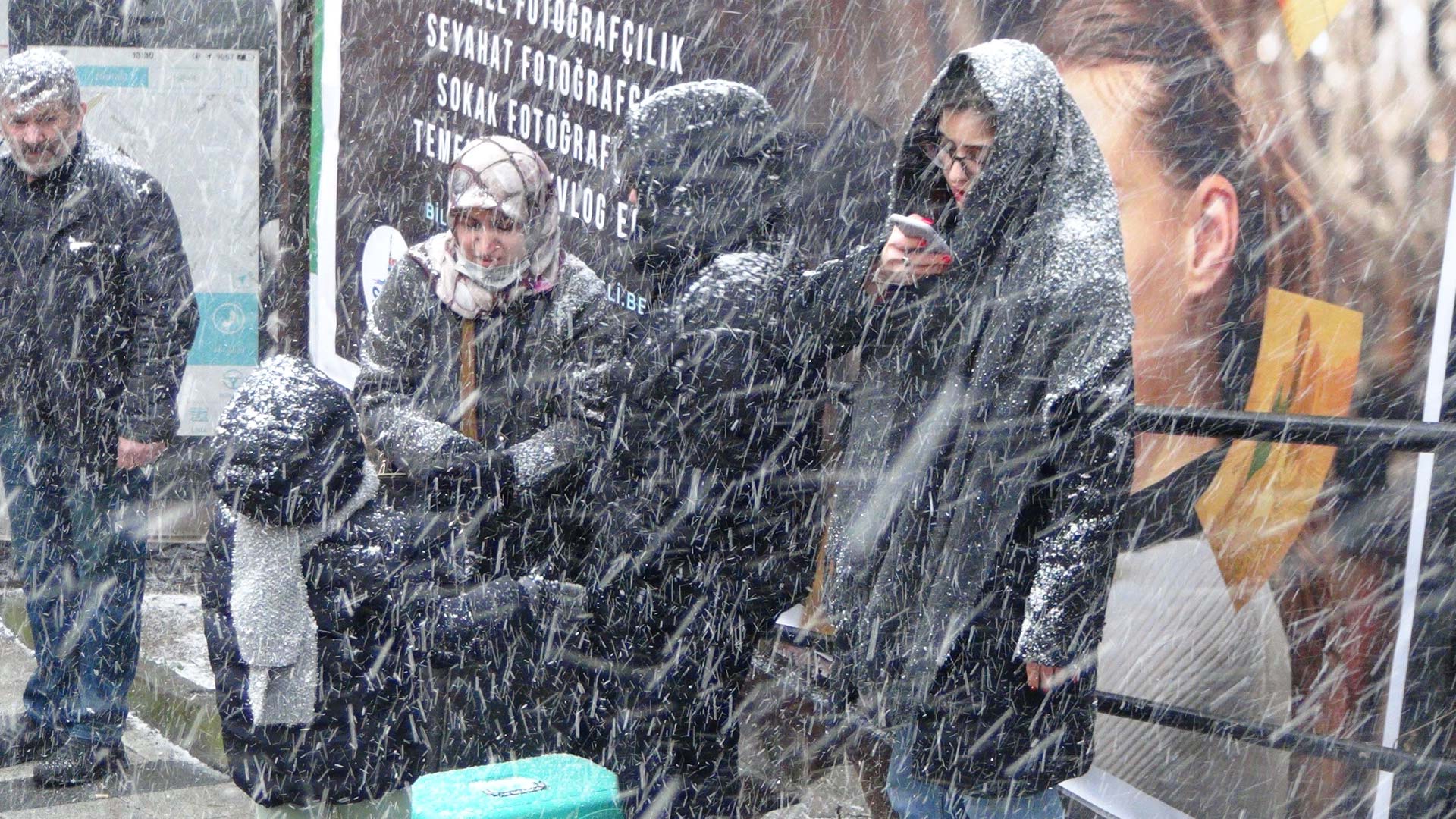 Şişli’de yangın, kar altında sokakta kaldılar