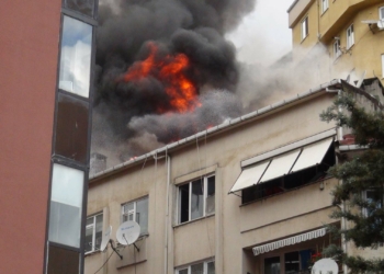 Şişli’de yangın, kar altında sokakta kaldılar