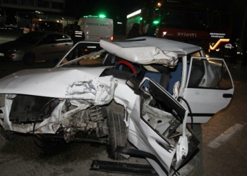 TIR'a çarpan otomobilin sürücüsü öldü